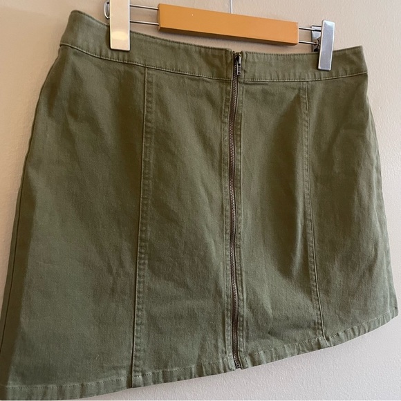 Forever 21 Olive Mini Skirt with Front Zipper – Size Large EUC - Picture 3 of 12